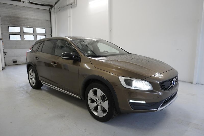 Volvo V60 (2016)  D4 MOMENTUM - fotka 3 z 24