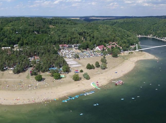 Z postele do vody co by kamenem dohodil. Kempy u vody jsou pro letní dovolenou ideální.