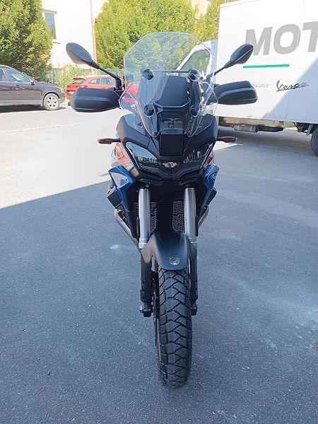 Moto Guzzi V 100 Stelvio (2026) Stelvio V100 Duecento Tributo - fotka 2 z 15