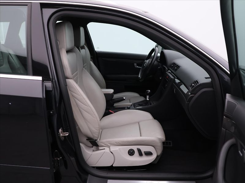 Audi S4 4,2 V8 253kW Quattro Recaro - fotka 12 z 27