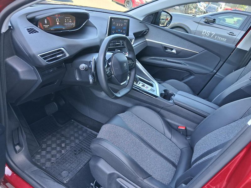 Peugeot 3008 ALLURE 1.2 PureTech 96 kW  - fotka 10 z 23