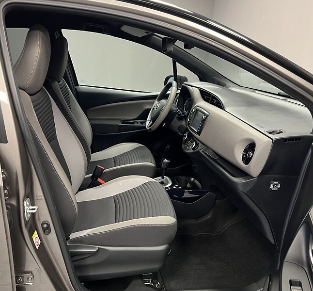 Toyota Yaris 1.5 Hybrid AT SELECTION SMART - fotka 9 z 16
