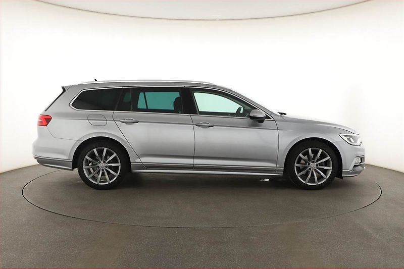 Volkswagen Passat (2019) 2.0 TDI, Automat, Navi - fotka 6 z 21