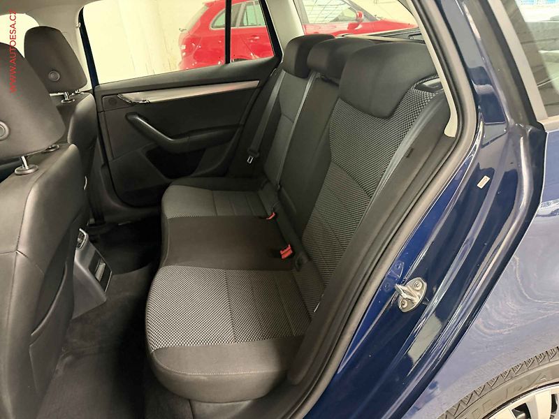 Škoda Octavia (2014) 1.6TDi 4x4, AC, výhřev sed - fotka 10 z 17