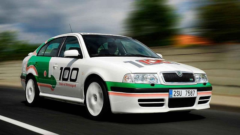 Škoda Octavia se v Čině jmenuje Ou Ya. A je natažená do délky.