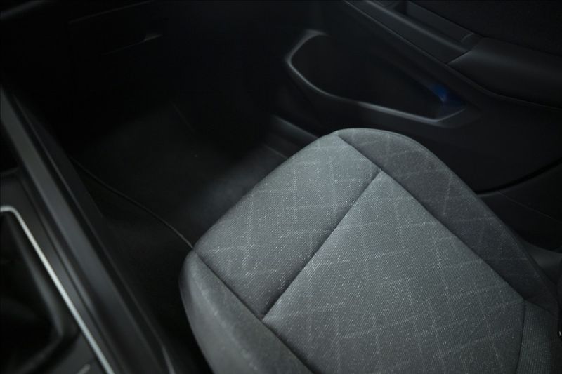 Volkswagen Golf 1,5 TSI KEYLESS KAMERA VÝHŘEV - fotka 32 z 42