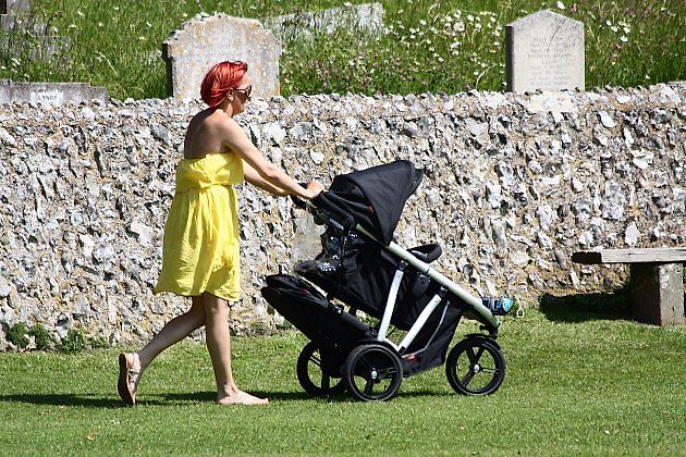 Širší rodinná stání usnadňují rodičům manipulaci s kočárkem i bezpečné nastupování s dítětem., zdroj: Gareth Williams / Wikimedia Commons, CC BY 2.0.
