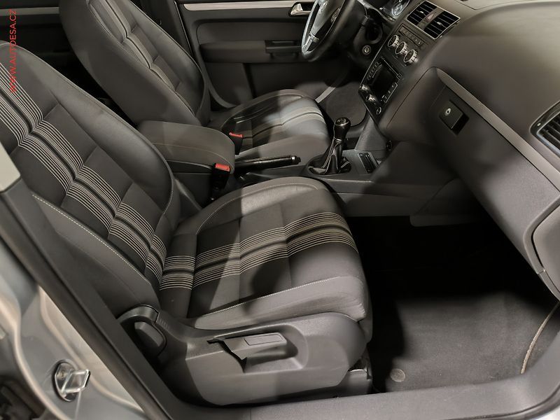 Volkswagen Touran (2012) 1.4 TSi, Match, bixen, navi - fotka 12 z 17