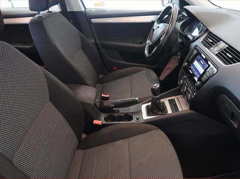 Škoda Octavia (2015) 1.6 TDI, Navi, Tempomat - fotka 9 z 13