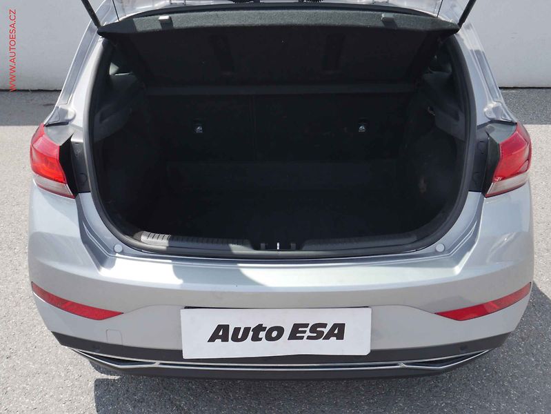 Hyundai i30 (2021) 1.5 DPi, ČR, AC, LED, kamera - fotka 7 z 15