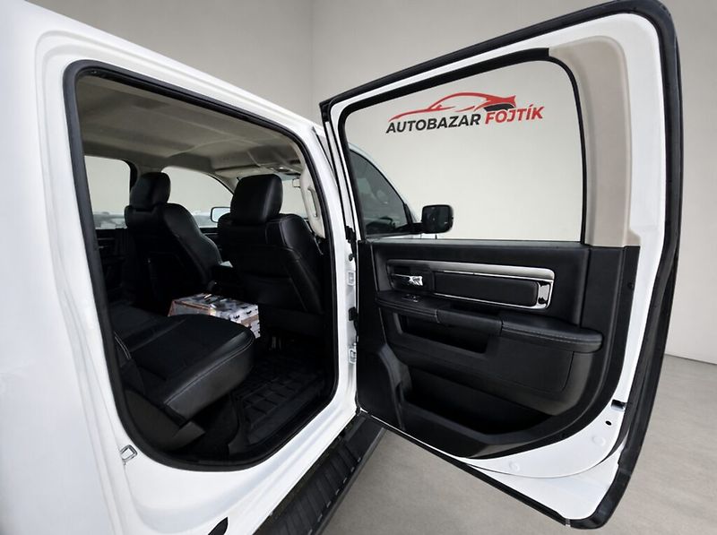 Dodge RAM 1500 (2018) 5.7 HEMI V8 Sport Crew Cab 4×4 - fotka 17 z 24
