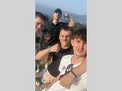 Devatenáctiletý Jaroslav Müller (vpravo) z Vysokého Mýta vyrazil stopem na Blakán.