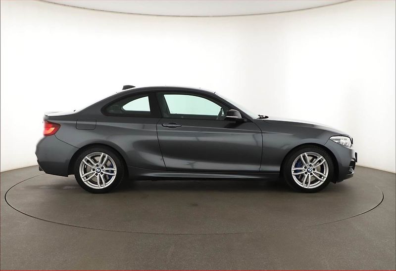 BMW Řada 2 (2019) M240i xDrive - fotka 6 z 18