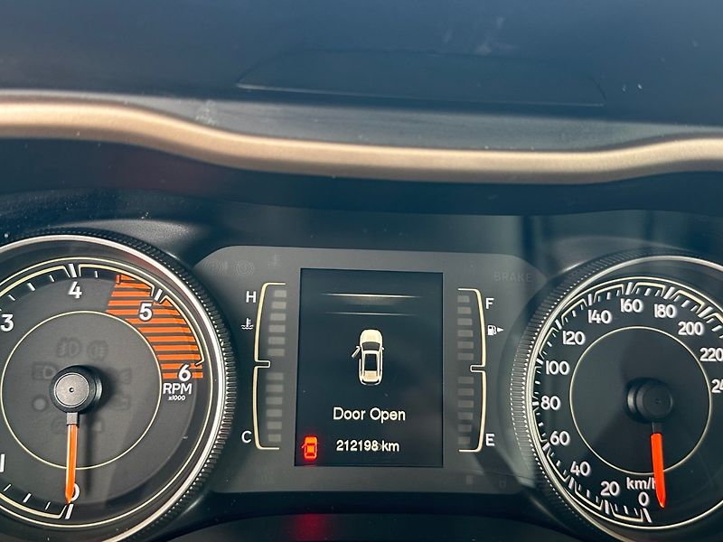 Jeep Cherokee (2017) 2.0D NAVI,VÝHŘEV SED, ČEŠTINA - fotka 10 z 17
