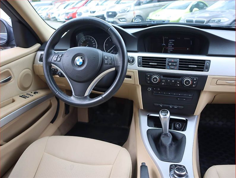 BMW Řada 3 (2010) 320 d xDrive, 4X4, Navi - fotka 7 z 19