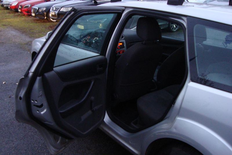 Ford Focus (2007) 1.6i,ČR,Pravid.serv.STK 5/2027 - fotka 28 z 54