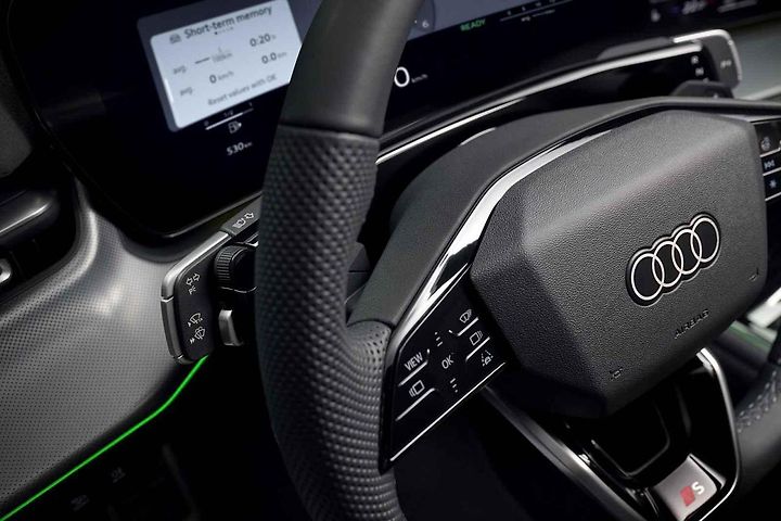 Ovládací jednotka na volantu z modelu Audi Q3