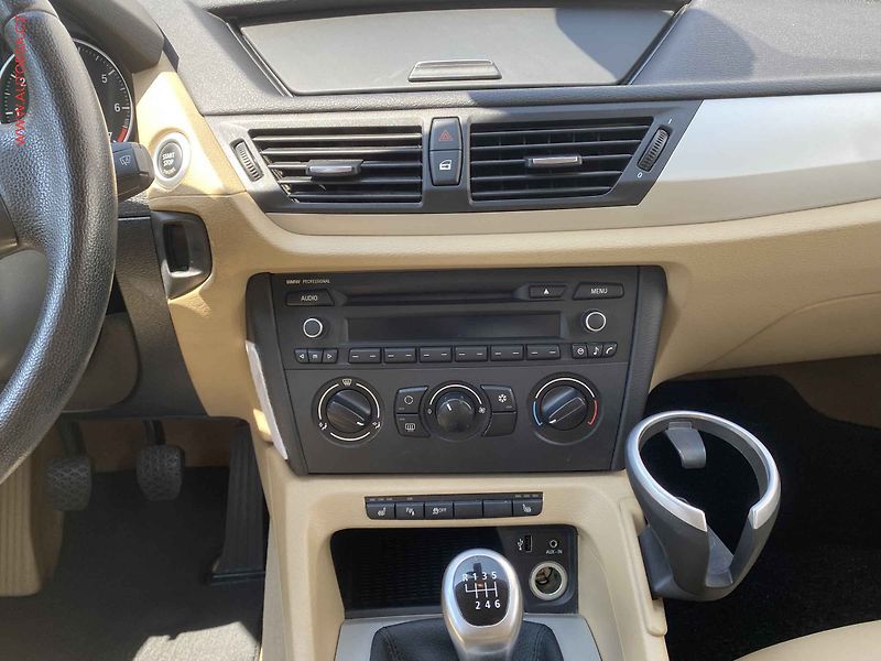 BMW X1 (2021) 2.0i sDrive18i, AC, výhřev - fotka 12 z 16