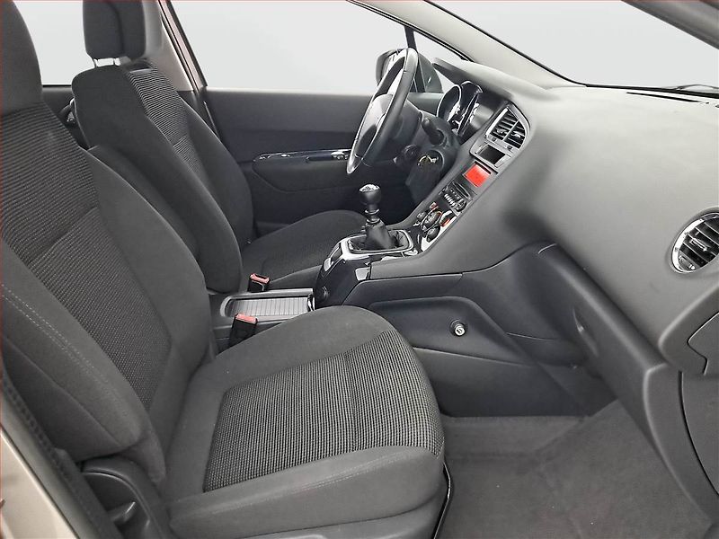 Peugeot 5008 (2013) 1.6 HDi, 7 míst, ČR,1.maj - fotka 9 z 17