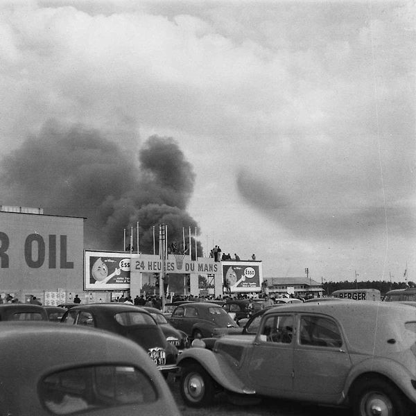 Le Mans 11. června 1955, okamžiky po katastrofě. Po nehodě závod i přes chaos pokračoval, protože funkcionáři se obávali, že hromadný odchod diváků by zablokoval cesty a na místo by se nedostali záchranáři.