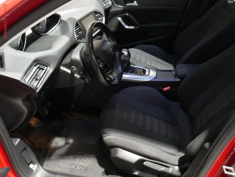 Peugeot 308 (2016) 1.2PT, 1.maj,ČR, Allure - fotka 9 z 18