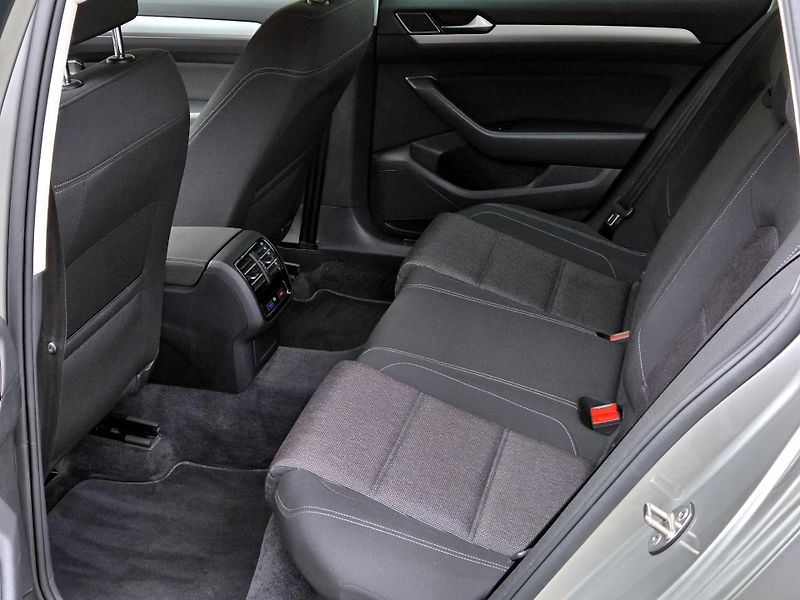 Volkswagen Passat 2.0TDi DSG *SERV.KN.FAKTURY*   - fotka 21 z 49