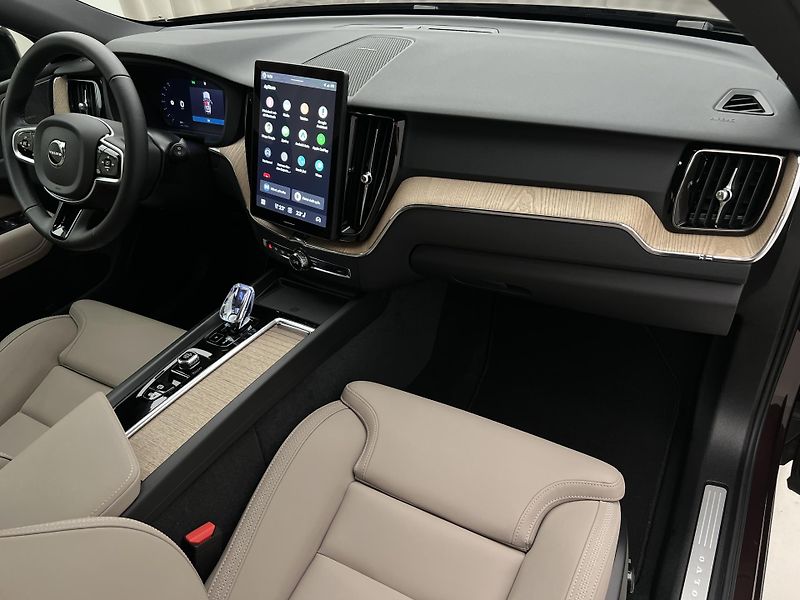 Volvo XC60 B5 AWD DARK PLUS RECHARGE CZ - fotka 23 z 44