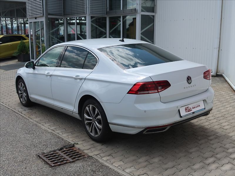 Volkswagen Passat 2,0 TDI DSG ELEGANCE 1.MAJ. CZ - fotka 4 z 8