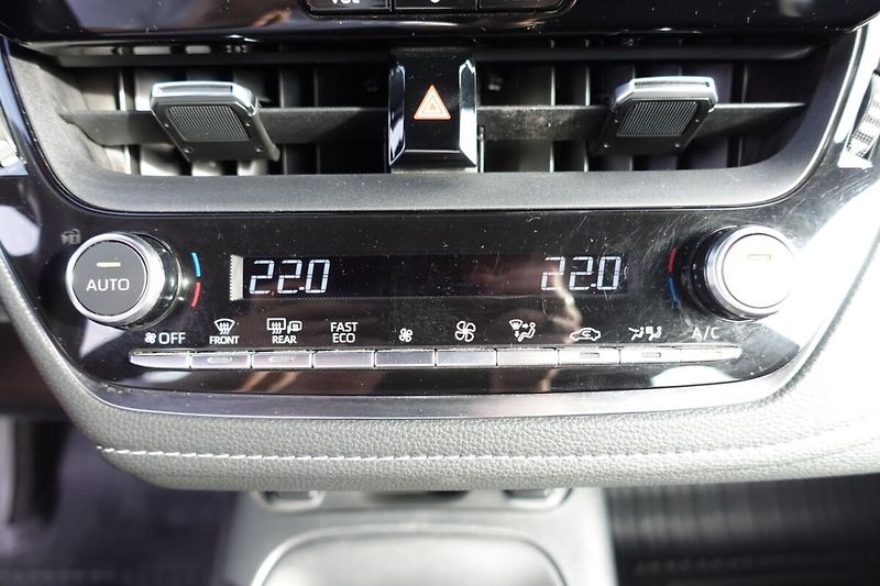 Toyota Corolla 2,0HSD 112kW Comfort Tech - fotka 22 z 32