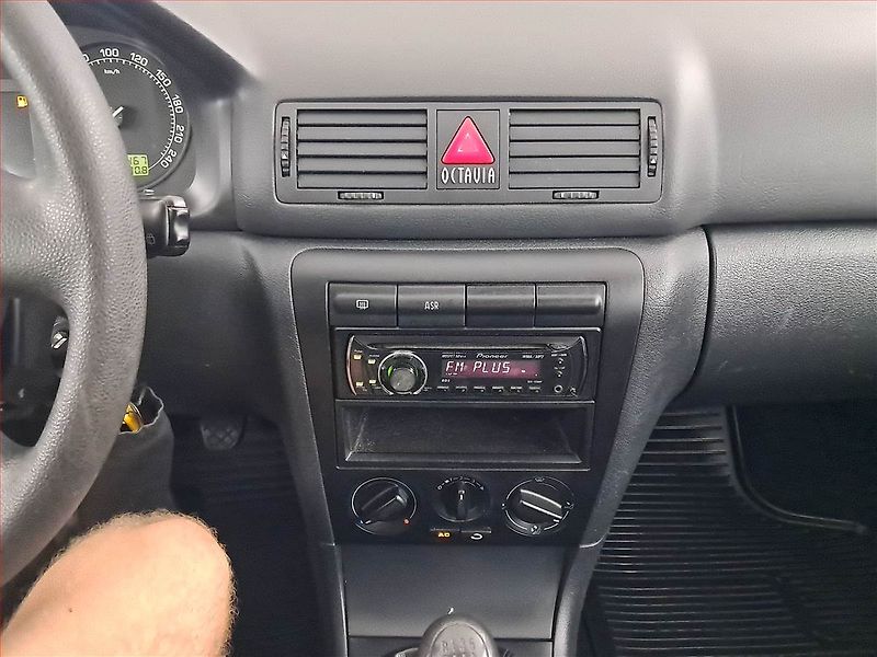 Škoda Octavia (2010) 1.9 TDI , po STK, jezdí dobře - fotka 12 z 15