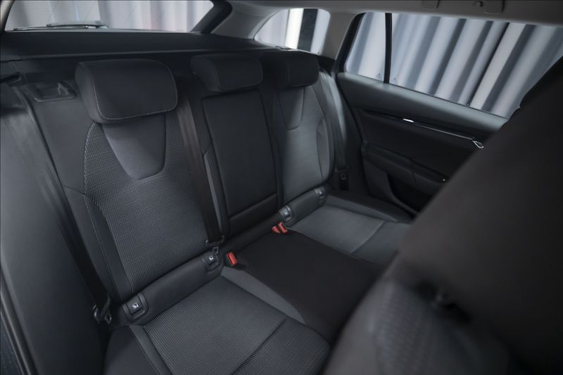 Škoda Octavia 2,0 TDI DSG VÝHŘEV 1. MAJ ČR - fotka 12 z 41