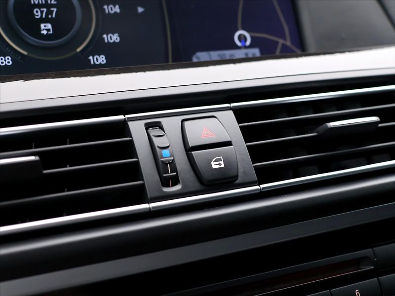 BMW Řada 5 3,0 535i 225kW Aut.klima Kůže - fotka 27 z 41