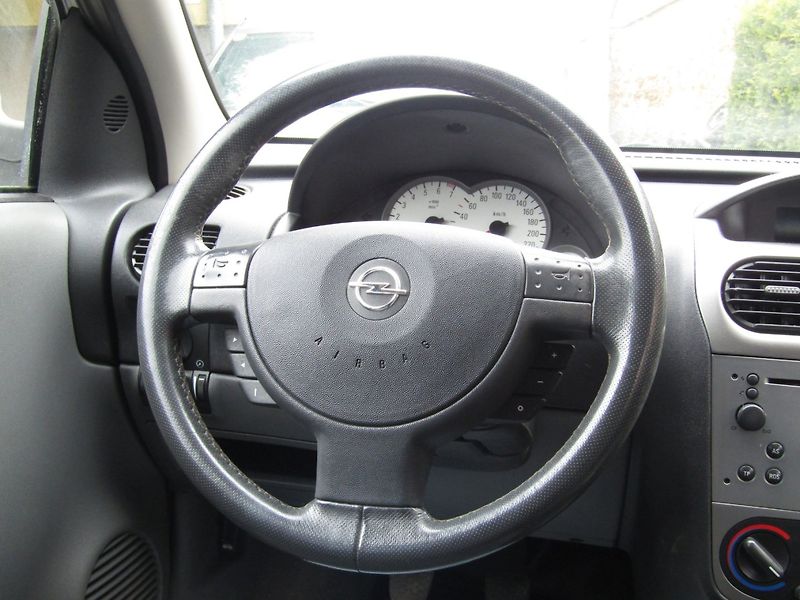 Opel Corsa (2002) GSi 1.8 16VC 92kW - fotka 16 z 38