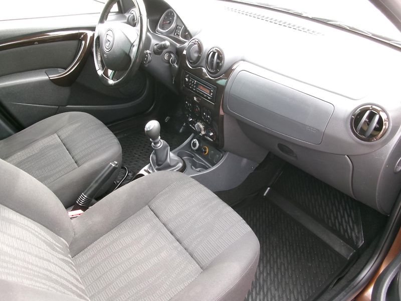 Dacia Duster (2010) 1,6 16V 4x4 KLIMA TAŽNÉ ALU - fotka 17 z 30