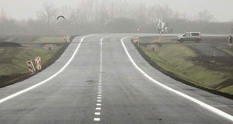 Dopravní značení na obchvatu Žiželic.