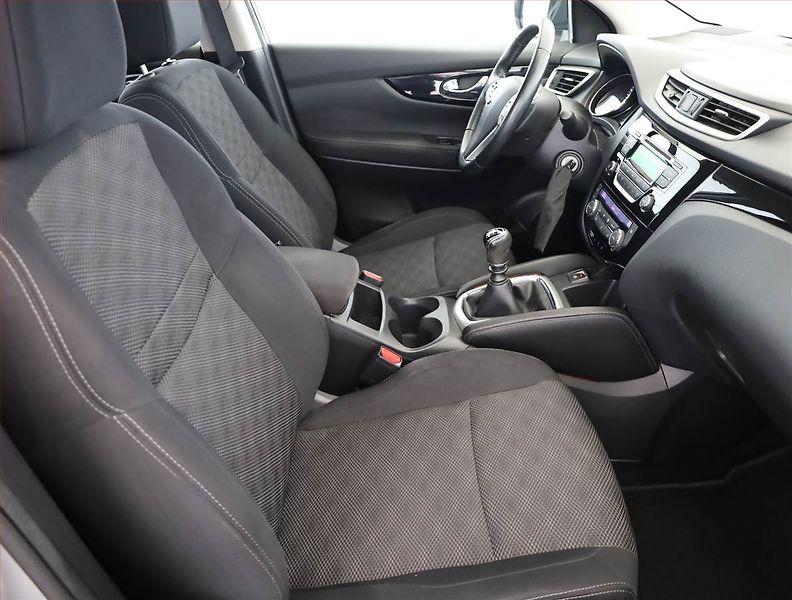 Nissan Qashqai (2016) 1.6 DIG-T, ČR,1.maj - fotka 7 z 17
