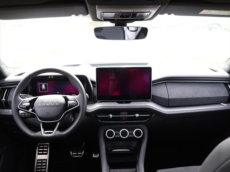 Škoda Kodiaq 2,0 TDi Sportline DSG 4x4 7-Mí - fotka 25 z 33