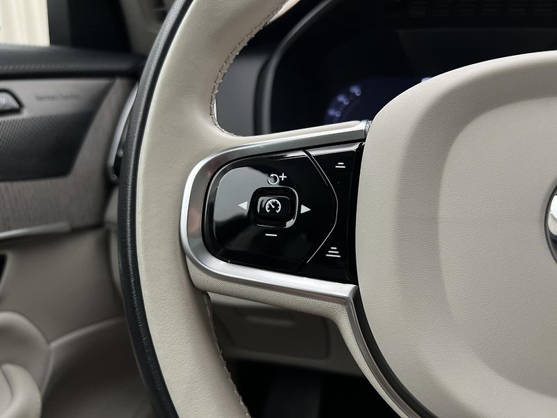 Volvo XC90 B5 AWD ULTIMATE REZERVACE - fotka 28 z 51