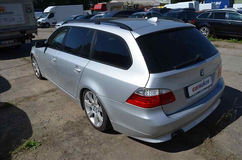BMW Řada 5 (2008) 560 TOURING - fotka 23 z 33