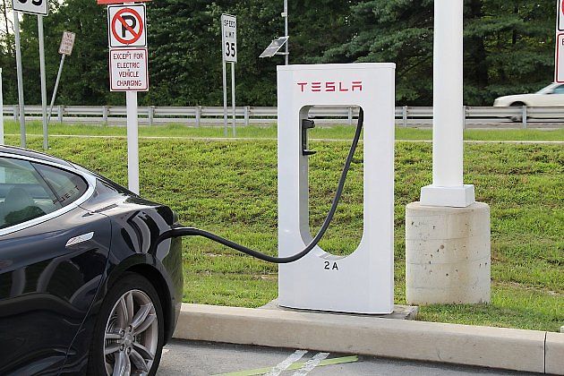 Starší Tesla Model S u nabíječky Supercharger dobře ilustruje dobu, kdy automobilka lákala zákazníky i na výhodné podmínky rychlého dobíjení. U ojetých kusů je ale nutné před nákupem ověřit, zda se benefit bezplatného nabíjení skutečně vztahuje i na další, zdroj: Jeff Cooper (jecoopr)/Wikimedia CC 2.0
