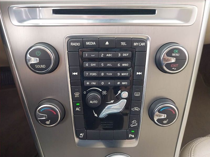 Volvo XC60 (2012) D3, 4X4, Automat, Xenony - fotka 17 z 19