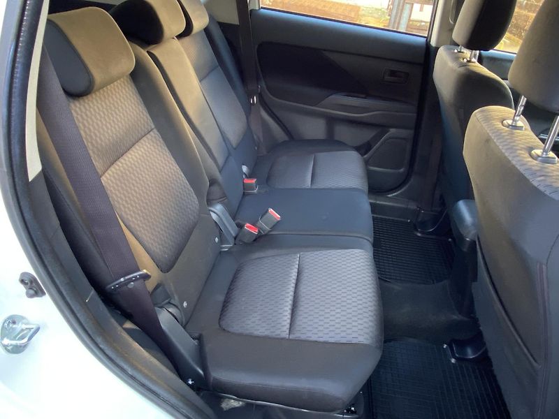 Mitsubishi Outlander (2014) 2,0i - Invite - 1 Majitel - fotka 12 z 42