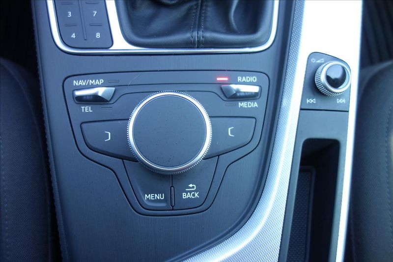 Audi A4 2,0 TDi, ČR, 1 MAJ., SERV. KN. - fotka 30 z 39