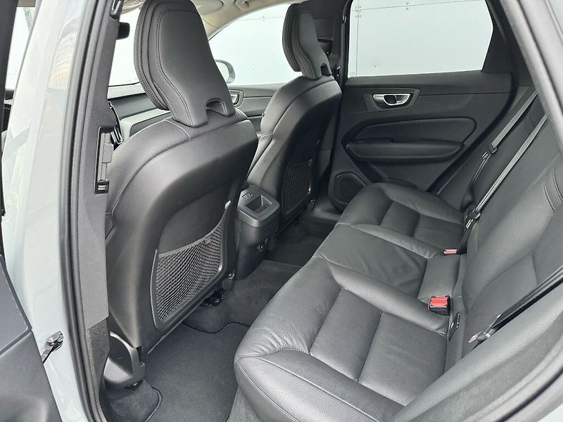 Volvo XC60 PLUS DARK B4 AWD 145kW - fotka 15 z 33