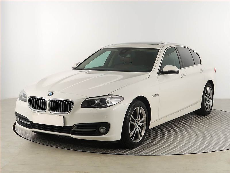 BMW Řada 5 (2013) 520d xDrive, 4X4, Automat - fotka 2 z 20