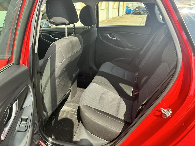 Hyundai i30 1.5 DPi 81kW FAMILY Comfort - fotka 11 z 21
