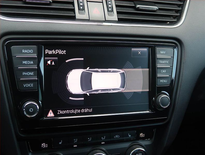 Škoda Octavia (2014) 1.6 TDI, Navi, Xenony - fotka 19 z 19