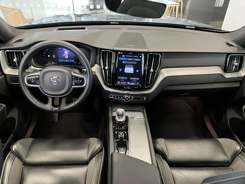 Volvo XC60 B4 FWD Ultimate Dark AT8 - fotka 17 z 44