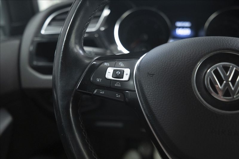 Volkswagen Touran 2,0 TDI MASÁŽ KAMERA VÝHŘEV ČR - fotka 23 z 39
