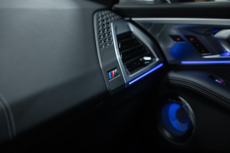 BMW XM (2025) 50e MASÁŽ PANORAMA B&W TAŽNÉ   - fotka 25 z 37
